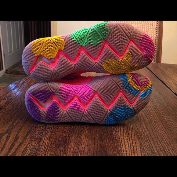 Kyrie 4 Lucky Charms - Picture 6 of 8